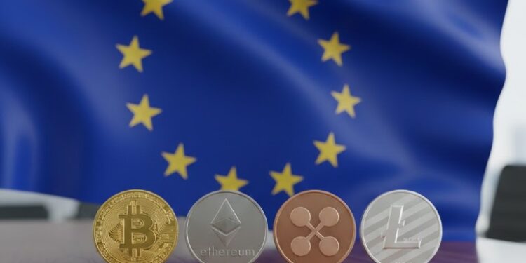 Bandera de la Unión Europea con distintas criptomonedas sobre un escritorio.