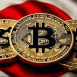 Tres monedas físicas de bitcoin doradas sobre una bandera de Japón.