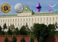 EL Gran Palacio del Kremlin y monedas de bitcoin, ether, XRP y litecoin