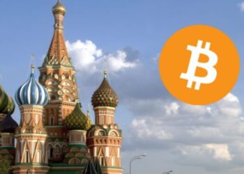 Fotografía de la catedral de San Basilio, en Moscú, con el logo de bitcoin a un lado.