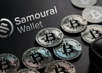 Monedas físicas de bitcoin rodean un monedero con el logo de Samourai walet