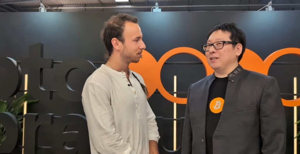 Samson Mow e Iván Gómez en una entrevista.