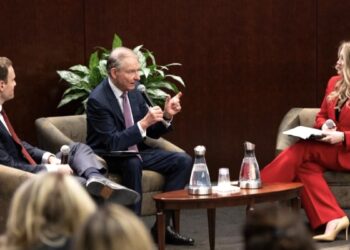 Fotografía de la reunión entre los presidentes de la SEC y la CFTC de EE. UU.