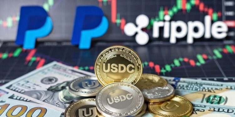 Monedas de USDC, y detrás billetes de dólares, las marcas PayPal y Ripple, y gráficos de mercados.