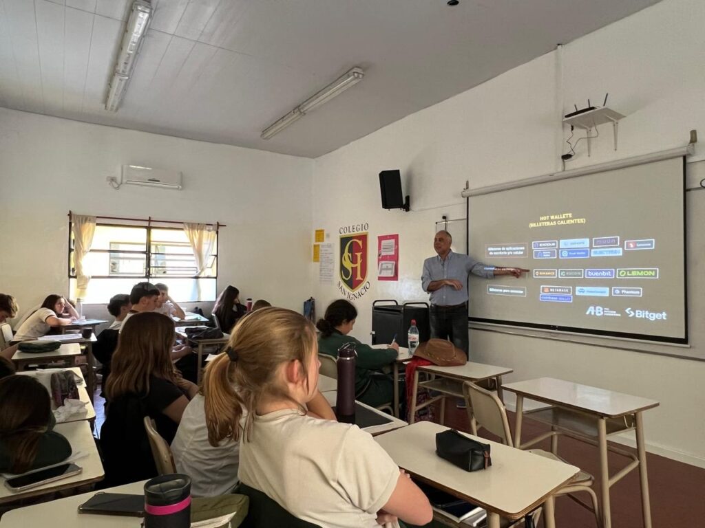 Fotografía de clases del proyecto Escuelas y Bitcoin en ediciones pasadas.