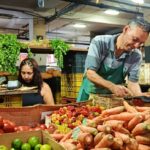 Fotografía de un vendedor de hortalizas en Caracas.