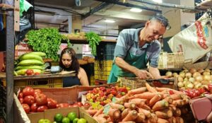 Fotografía de un vendedor de hortalizas en Caracas.