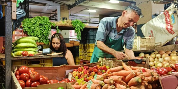 Fotografía de un vendedor de hortalizas en Caracas.