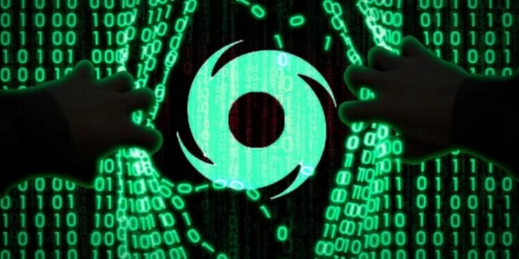 Par de manos abriendo una cortina de números en cifrado y el logo de Tornado Cash en el centro.