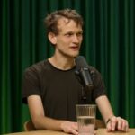 Fotografía de Vitalik Buterin en un estudio con fondo verde.