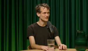 Fotografía de Vitalik Buterin en un estudio con fondo verde.