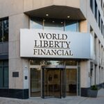 Fachada exterior moderna de un edificio bancario con el letrero prominente "World Liberty Financial"
