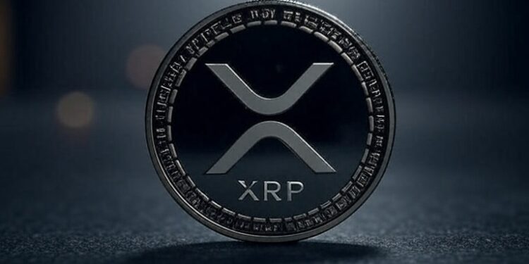 Una moneda fรญsica de XRP delante de un fondo gris.