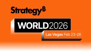 Banner naranja con "Strategyy₿ WORLD 2026 Las Vegas Feb 23-26" en texto 3D blanco elevado sobre sombra negra, diseño vibrante cripto.