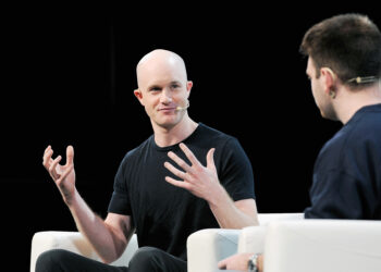 Fotografía de Brian Armstrong durante una conferencia.
