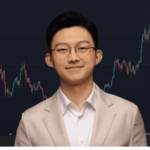 Imagen de Ki Young Ju delante de un gráfico con precios de bitcoin