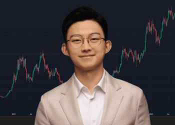 Imagen de Ki Young Ju delante de un gráfico con precios de bitcoin