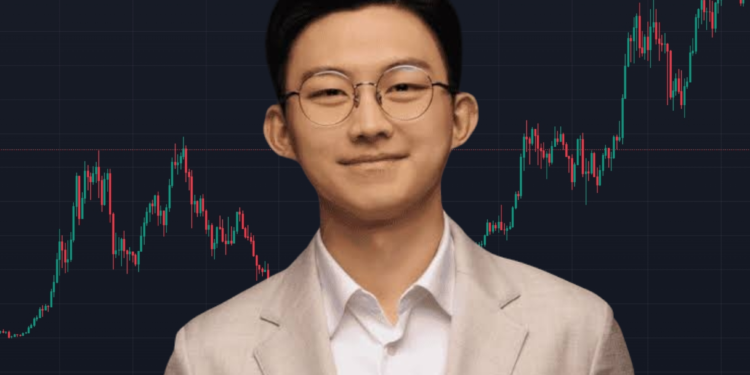 Imagen de Ki Young Ju delante de un gráfico con precios de bitcoin