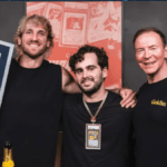 El luchador Logan Paul muestra su certificado de récord Guinnes por la venta de una tarjeta coleccionable de Pikachu.