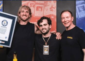 El luchador Logan Paul muestra su certificado de récord Guinnes por la venta de una tarjeta coleccionable de Pikachu.
