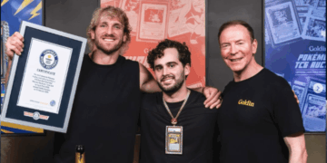 El luchador Logan Paul muestra su certificado de récord Guinnes por la venta de una tarjeta coleccionable de Pikachu.