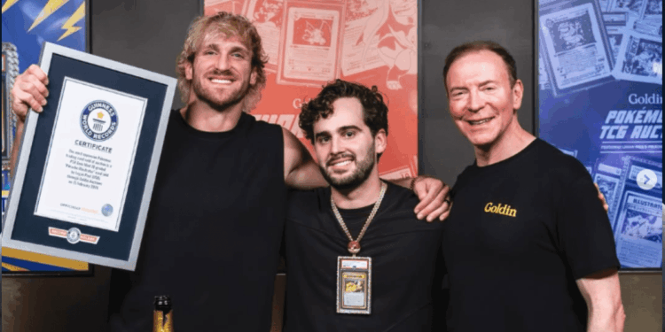 El luchador Logan Paul muestra su certificado de récord Guinnes por la venta de una tarjeta coleccionable de Pikachu.