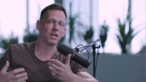 Peter Thiel durante su participación en un podcast.