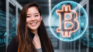 Foto de Gloria Zhao al lado de un logo de Bitcoin