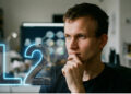 Imagen con un Vitalik Buterin pensativo y las letras L2 desapareciendo.