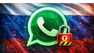 El logo de la aplicación Whatsapp con un candado rojo y la bandera de Rusia de fondo.