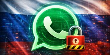 El logo de la aplicación Whatsapp con un candado rojo y la bandera de Rusia de fondo.