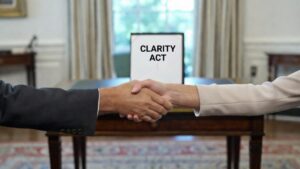 Par de manos estrechándose en una oficina de la Casa Blanca, con un documento que dice "Clarity Act" en el fondo.
