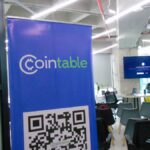 Fotografía de pendón de Cointable en un co-working en Caracas, Venezuela.