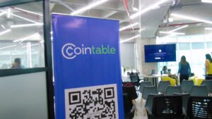 Fotografía de pendón de Cointable en un co-working en Caracas, Venezuela.