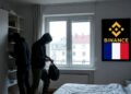 Ladrones encapuchados dentro de un apartamento que están robando, con recuadro con el logo de Binance y la bandera de Francia.