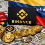 Monedas físicas de bitcoin, criptomonedas, con el logo de Binance, tarjetas bancarias y la bandera de Venezuela, así como dólares.