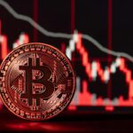 moneda de bitcoin y gráficos de precio en caída con luz roja