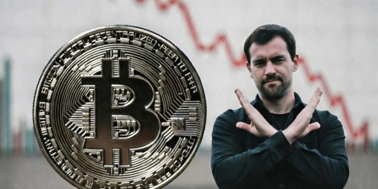 moneda de bitcoin, gráfico de precio cayendo en rojo y persona con brazos cruzados como una cruz