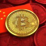 Bitcoin dorado sobre fondo de monedas BTC y la bandera de China al lado.