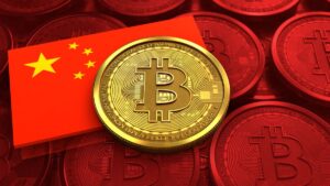 Bitcoin dorado sobre fondo de monedas BTC y la bandera de China al lado.