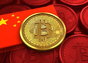 Bitcoin dorado sobre fondo de monedas BTC y la bandera de China al lado.
