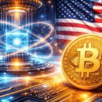 Una moneda de Bitcoin rodeada de edificios, con una computadora cuántica y la bandera de Estados Unidos.