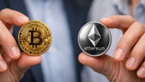 Una persona sosteniendo una moneda fรญsica de bitcoin y otra de Ethereum en primer plano.