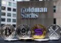 monedas de bitcoin, ethereum, solana y XRP, y de fondo el banco Goldman Sachs