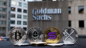 monedas de bitcoin, ethereum, solana y XRP, y de fondo el banco Goldman Sachs