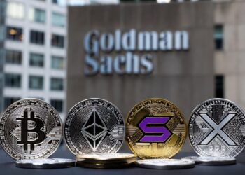 monedas de bitcoin, ethereum, solana y XRP, y de fondo el banco Goldman Sachs