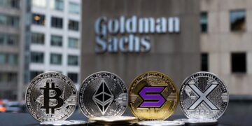 monedas de bitcoin, ethereum, solana y XRP, y de fondo el banco Goldman Sachs