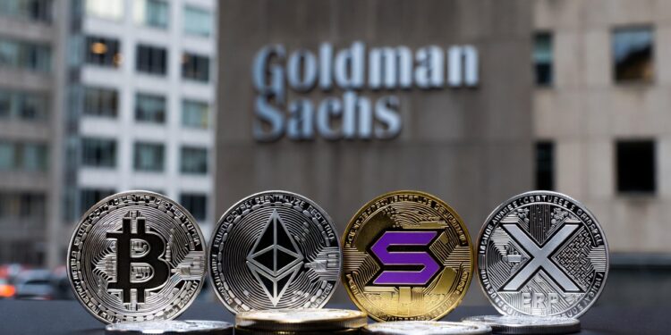 monedas de bitcoin, ethereum, solana y XRP, y de fondo el banco Goldman Sachs