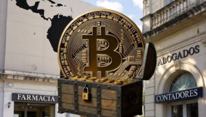 Moneda física de bitcoin dorada dentro de un cofre, con emprendimientos profesionales alrededor y la silueta de Latinoamérica.