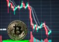 moneda de bitcoin, gráfico de precio recuperándose tras caída con luz verde